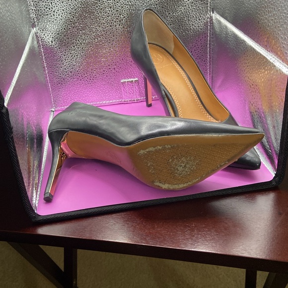 Tory Burch black heels sized 7 - Picture 2 of 3